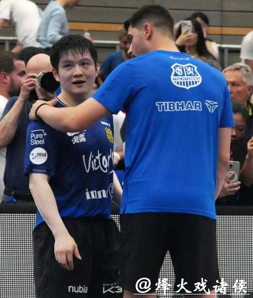 陪樊振东耍帅，莫雷加德“背后贴身”，弗朗西斯卡这位队友真是忙翻了