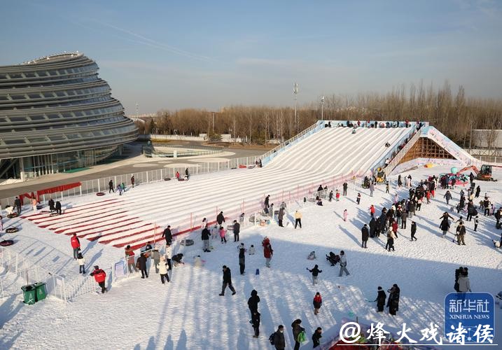 中国最大公益性冰雪艺术园区开园迎客